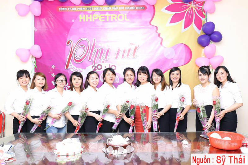 Tập thể cán bộ công nhân viên nữ của công ty CP XNK Dầu Khí HOàng HÙng  (HHPETROL)