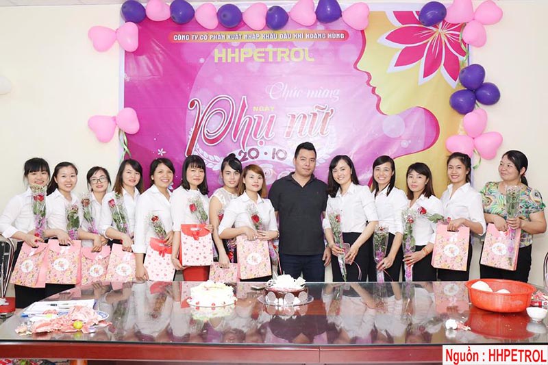 Ban lãnh đạo tặng quà và những bông hoa tươi thắm tới CBCNV nữ công ty